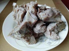 捞出后用冷水冲洗，把杂质冲洗干净。