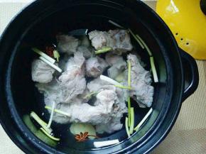 砂锅中加入水，小排，香料。
