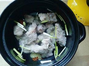 砂锅中加入水，小排，香料。