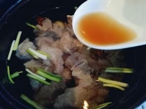 倒入一勺料酒。