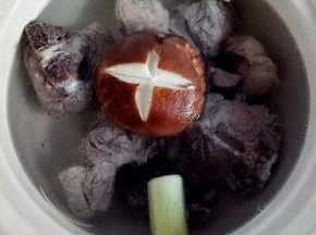 加入香菇，大火烧开转小火慢熬20分钟。