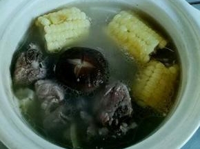 20分钟后加入玉米继续炖20分钟。即可出锅。