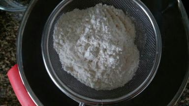 粉过筛到纯净水内