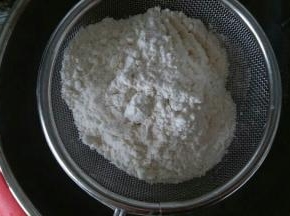 粉过筛到纯净水内