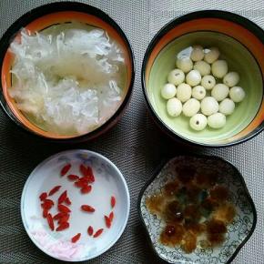 准备好食材。银耳冷水泡发，莲子冷水泡发，枸杞泡一会，桃胶冷水泡8小时(天热需要放入冰箱泡)