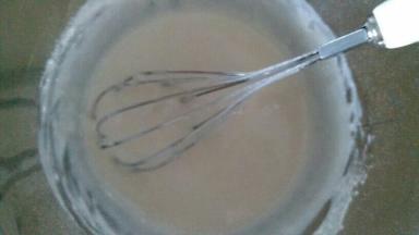 用蛋抽抽打均匀至无干粉状态