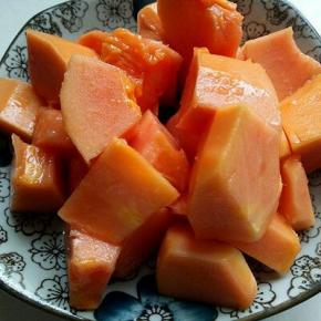 木瓜去皮，去籽，切块。