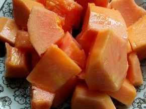 木瓜去皮，去籽，切块。