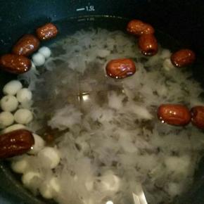 锅中加入1L水，银耳去蒂撕小块，加入红枣，莲子，桃胶，大火烧开转小火30分钟。