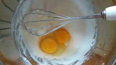 加入鸡蛋和盐再次抽到均匀