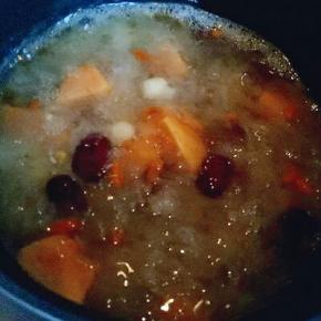 加入枸杞和切好的木瓜。烧开即可关火。