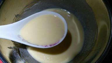 舀一勺面糊到不沾平底锅内，我没有放油