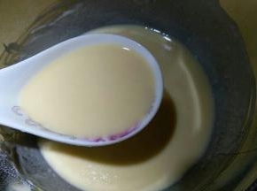 舀一勺面糊到不沾平底锅内，我没有放油