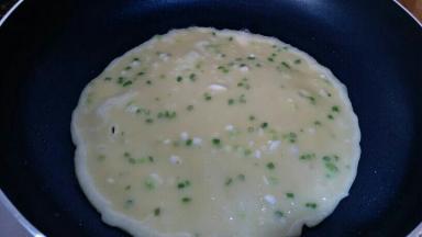 还做了加葱花的，小朋友不吃葱，所以先做了两张原味的饼