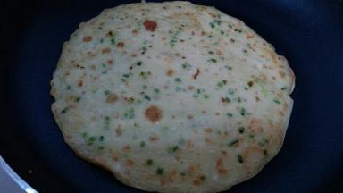 还做了加葱花的，小朋友不吃葱，所以先做了两张原味的饼