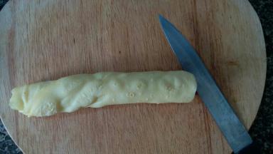 趁热卷起来，切成一个个小蛋卷儿