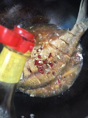 喷入2勺香醋，加入适量的水，再加一勺红烧酱油！（红烧酱油不要放的太多，要不然颜色太深，影响美观。）