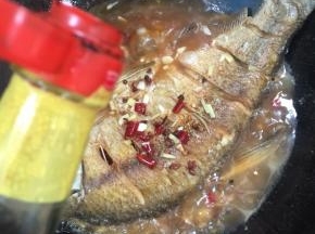 喷入2勺香醋，加入适量的水，再加一勺红烧酱油！（红烧酱油不要放的太多，要不然颜色太深，影响美观。）