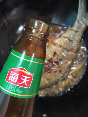 再放入2勺蚝油进去，轻轻地翻动几下！