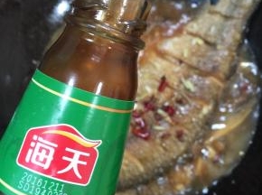 再放入2勺蚝油进去，轻轻地翻动几下！