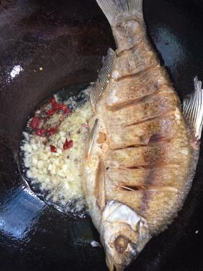 把多余的油倒出来，只留少许底油，放入生姜，蒜瓣，干辣椒，花椒小火炸出香味儿来！