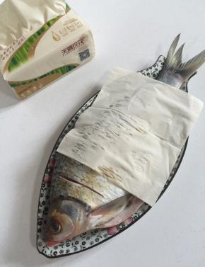 鱼腌制好了，用天喜玫花纸巾代替厨房纸巾擦干鱼身上的水分，煎鱼的时候，再也不用担心会溅油啦！