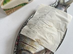 鱼腌制好了，用天喜玫花纸巾代替厨房纸巾擦干鱼身上的水分，煎鱼的时候，再也不用担心会溅油啦！