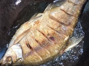 把鱼煎至两面呈金黄色即可！