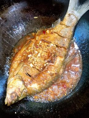 小火慢炖3分钟左右，让鱼充分的入味儿！中途记得翻面哦！（翻面的时候动作要轻，不要把鱼翻烂了！）