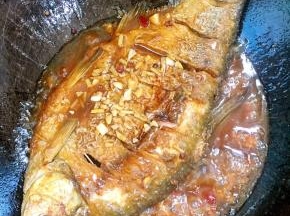 小火慢炖3分钟左右，让鱼充分的入味儿！中途记得翻面哦！（翻面的时候动作要轻，不要把鱼翻烂了！）