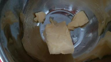 黄油软化好，现在气温高，软化特别快。我是整块软了，所以直接切了一大块