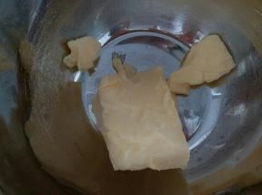 黄油软化好，现在气温高，软化特别快。我是整块软了，所以直接切了一大块