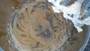 分三次加入糖粉，用打蛋器打均匀