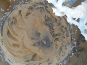 分三次加入糖粉，用打蛋器打均匀