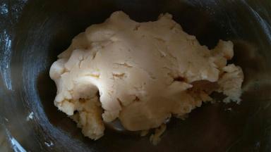 翻拌均匀致无干粉状态