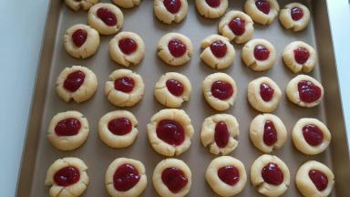 挤到面团的小窝窝里。烤箱180度预热，烘烤20分钟