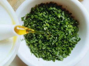 韭菜洗干净后淋干水份，切碎，放入容器中，首先加入少量食用油，搅拌均匀。这样韭菜不会出水哦。