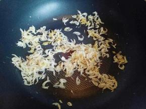 虾皮洗干净后淋干，锅中加入油，加去虾皮煸炒，盛出备用。