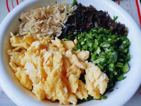 鸡蛋，韭菜，虾皮混合一起，加入盐，糖，十三香搅拌均匀。