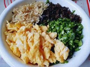 鸡蛋，韭菜，虾皮混合一起，加入盐，糖，十三香搅拌均匀。