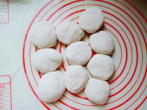 面团揉圆，分成等份的小面团，约50g一个。