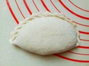 再捏出花边，依次做完。