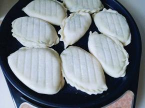 电饼铛刷少许油，把包好的韭菜盒子放入，盖上盖子启动馅饼模式，自动鸣笛就可以。(用平底锅也可以)