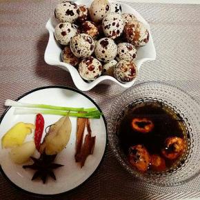 准备食材，鹌鹑蛋洗干净，冷水入锅，煮熟。出锅后即可过冷水。用手轻轻按压，把蛋皮压出裂痕。茶叶，山楂80度水泡15分钟。