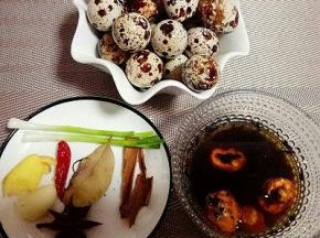 准备食材，鹌鹑蛋洗干净，冷水入锅，煮熟。出锅后即可过冷水。用手轻轻按压，把蛋皮压出裂痕。茶叶，山楂80度水泡15分钟。