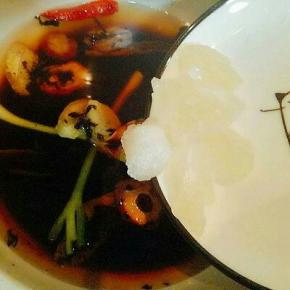 把所有食材倒入砂锅中，加入适量水，把压有裂痕么鹌鹑蛋倒入。