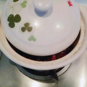 注意砂锅留点缝隙，避免汤汁溢出。