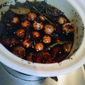 汤汁炒少，就这样盖上盖子泡着，时间越久越入味，最好放入冰箱泡一夜。