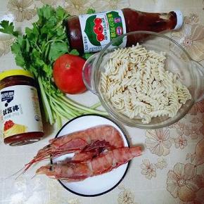 准备食材，番茄洗干净，切丁，意面提前泡了20分钟，(滴几滴食用油，防止意面膨胀后黏在一起。)