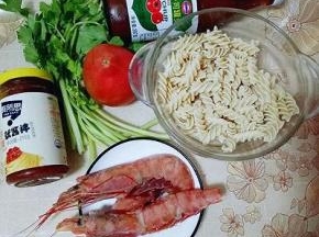 准备食材，番茄洗干净，切丁，意面提前泡了20分钟，(滴几滴食用油，防止意面膨胀后黏在一起。)